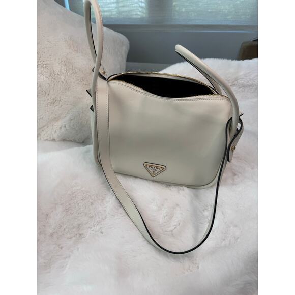 Prada Darling Leather Handbag – White Vitello Leather with Gold Hardware - Picture 3 of 9